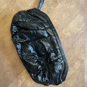 GAP - Sleek Black Wristlet – Elegant Glossy Finish